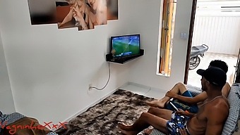 A Parody Video Featuring A Woman Who Enjoys Anal Sex And Multiple Penetration, Leading To Squirting And Cumshots. Vagninho, Vivi Capetinha, And Couple Ogro Are Also Featured